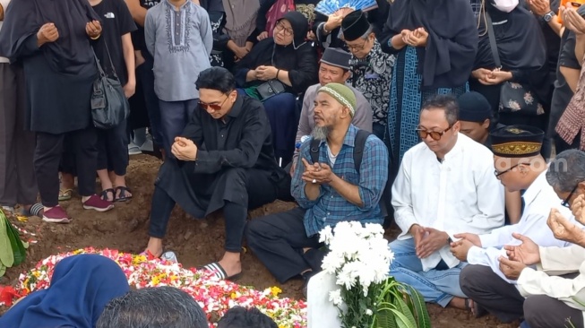 Suasana pemakaman Hartiyo, ayah Anji di TPU Mangun Jaya, Bekasi Timur, di Selasa (16/1/2024). [Suara.com/Tiara Rosana]