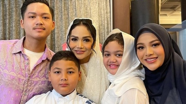 Artis itu dengan bahagia melahirkan 4 orang anak (Instagram/@krisdayantilemos)