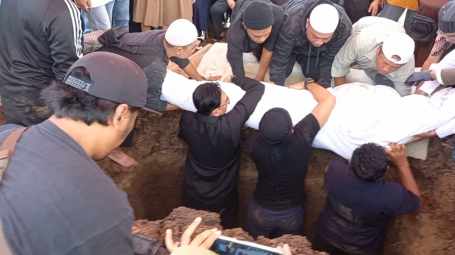 Suasana pemakaman Hartiyo, ayah Anji di TPU Mangun Jaya, Bekasi Timur, di Selasa (16/1/2024). [Suara.com/Tiara Rosana]