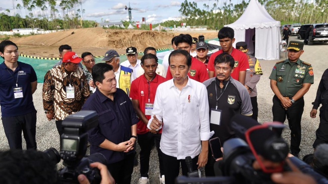 Jokowi Tinjau Proyek Training Center PSSI, Optimis Mei 2024 Mendatang Selesai