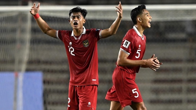 Bek sayap Timnas Indonesia, Pratama Arhan (kiri). [J STA ROSA / AFP]