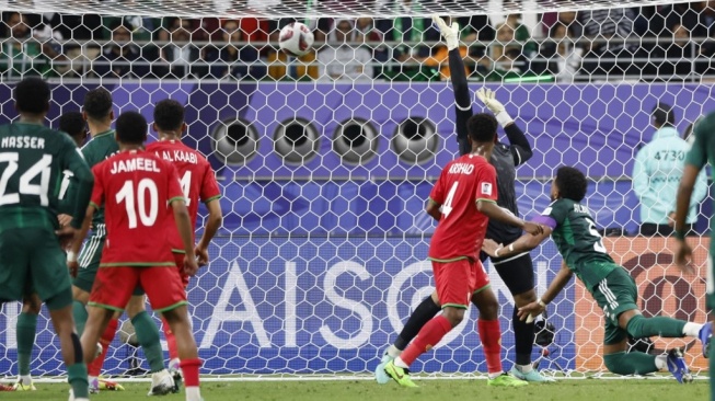 Bek timnas Arab Saudi #05 Ali al-Bulayhi mencetak gol kedua timnya pada pertandingan pertama Grup F Piala Asia 2023 antara Arab Saudi vs Oman di Stadion Internasional Khalifa di Doha pada 16 Januari 2024.KARIM JAAFAR / AFP.