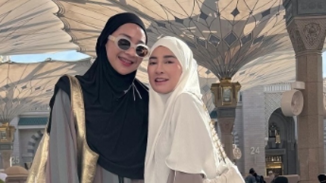 Ajak Ira Nandha Umrah, Shandy Purnamasari Pakai Tas Branded Ratusan Juta