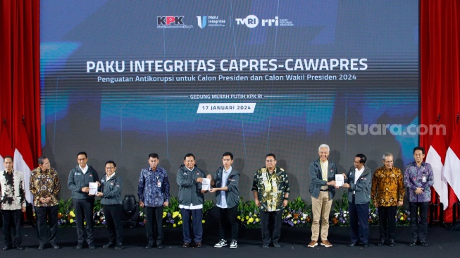 Para Calon Presiden (Capres) dan Calon Wakil Presiden (Cawapres) bersama para pimpinan KPK foto bersama sambil menunjukan Pakta Integritas saat acara PAKU Integritas di Gedung Merah Putih KPK, Jakarta, Rabu (17/1/2024). [Suara.com/Alfian Winanto]