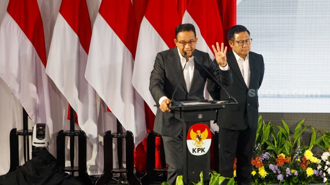 Pasangan Capres dan Cawapres nomor urut satu, Anies Baswedan (kiri) dan Muhaimin Iskandar (kanan) menyampaikan gagasan antikorupsi saat acara PAKU Integritas di Gedung Merah Putih KPK, Jakarta, Rabu (17/1/2024). [Suara.com/Alfian Winanto]