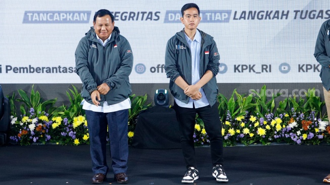 Pasangan Capres dan Cawapres nomor urut dua, Prabowo Subianto (kiri) dan Gibran Rakabuming Raka (kanan) saat acara PAKU Integritas di Gedung Merah Putih KPK, Jakarta, Rabu (17/1/2024). [Suara.com/Alfian Winanto] 