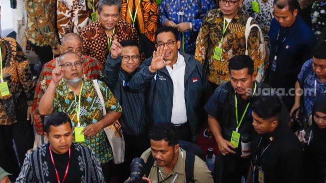 Pasangan Capres dan Cawapres nomor urut satu, Anies Baswedan (kiri) dan Muhaimin Iskandar (kanan) saat acara PAKU Integritas di Gedung Merah Putih KPK, Jakarta, Rabu (17/1/2024). [Suara.com/Alfian Winanto]