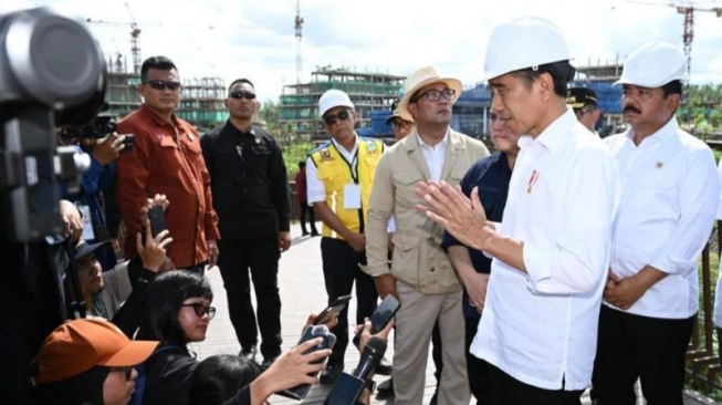 Presiden Joko Widodo menyampaikan keterangan pers di sela-sela kegiatannya di Ibu Kota Nusantara, Kalimantan Timur, pada Rabu (17/1/2024). (ANTARA/HO-Biro Pers Sekretariat Presiden RI)