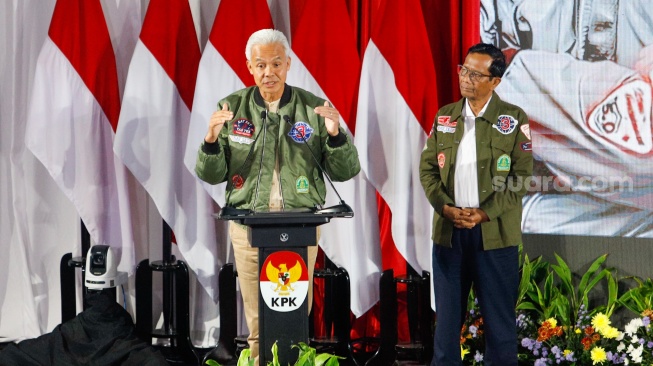 Pasangan Capres dan Cawapres nomor urut tiga, Ganjar Pranowo (kiri) dan Mahfud MD (kanan) menyampaikan gagasan antikorupsi saat acara PAKU Integritas di Gedung Merah Putih KPK, Jakarta, Rabu (17/1/2024). [Suara.com/Alfian Winanto] 