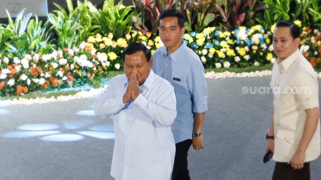 Pasangan Capres dan Cawapres nomor urut dua, Prabowo Subianto (depan) dan Gibran Rakabuming Raka (belakang) saat acara PAKU Integritas di Gedung Merah Putih KPK, Jakarta, Rabu (17/1/2024). [Suara.com/Alfian Winanto] 