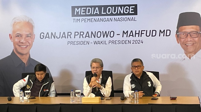 Deputi Hukum Tim Pemenangan Nasional (TPN), Todung Mulya Lubis (tengah) dalam konferensi pers yang diselenggarakan TPN Ganjar-Mahfud di Media Center Ganjar-Mahfud, Jakarta Pusat, Rabu (17/1/2024). (Suara.com/Bagaskara)