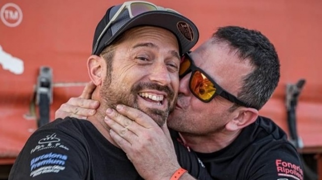 Isaac Feliu, sahabat terdekat Carles Falcon mendaratkan ciuman tanda kesuksesan keduanya berlaga di Dakar Rally sebelum terjadi petaka di etape kedua yang ]merenggut nyawa Charly [picture courtesy of Isaac Feliu].