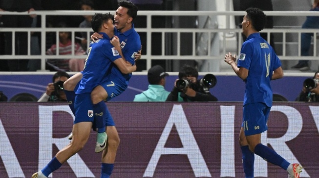 Para pemain Timnas Thailand merayakan gol ke gawang Kirgistan pada laga Piala Asia 2023 di Stadion Abdullah bin Khalifa, Doha, Qatar, Selasa (16/1/2024) malam WIB. [HECTOR RETAMAL / AFP]