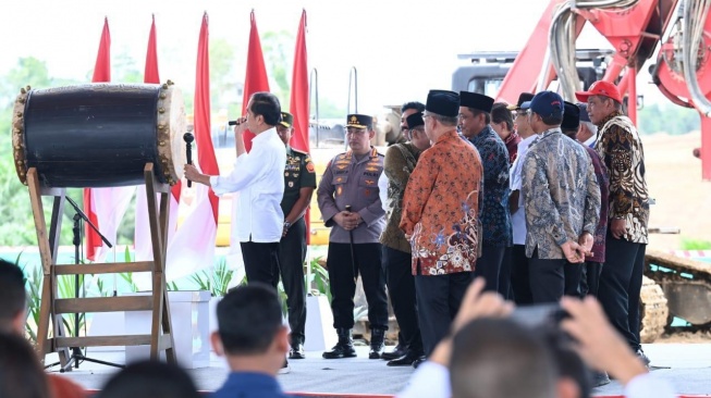 Presiden Joko Widodo atau Jokowi memukul bedug sebagai simbol dimulainya pembangunan Masjid Negara  di Ibu Kota Nusantara (IKN), Kalimantan Timur, Rabu (17/1/2024). (Kris - Biro Pers Sekretariat Presiden)