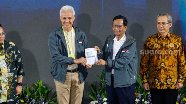 Pasangan Capres dan Cawapres nomor urut tiga, Ganjar Pranowo (kiri) dan Mahfud MD (kanan) menunjukan pakta integritas saat acara PAKU Integritas di Gedung Merah Putih KPK, Jakarta, Rabu (17/1/2024). [Suara.com/Alfian Winanto] 