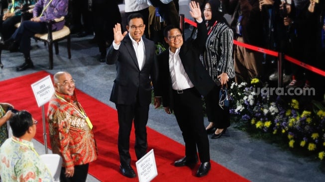 Pasangan Capres dan Cawapres nomor urut satu, Anies Baswedan (kiri) dan Muhaimin Iskandar (kanan) saat acara PAKU Integritas di Gedung Merah Putih KPK, Jakarta, Rabu (17/1/2024). [Suara.com/Alfian Winanto]