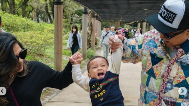 Momen cucu Haji Isam liburan di Jepang. (Instagram/@putrarb_)