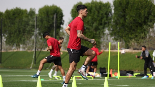 Pemain Timnas Indonesia, Shayne Pattynama melakoni sesi latihan di Doha, Qatar. [dok. PSSI]