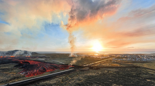 Pemandangan udara aliran lava di dekat jalan menuju kota Grindavik setelah letusan gunung berapi di Islandia barat, Minggu (14/1/2024). [Halldor KOLBEINS / AFP]
