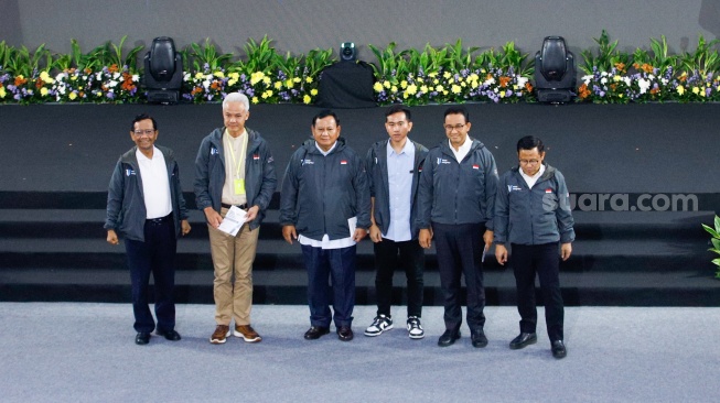 Presidential Candidates (Capres) and Vice Presidential Candidates (Cawapres) wearing anti-corruption jackets take a group photo during the PAKU Integrity event at the KPK Red and White Building, Newsdelivers.com, Wednesday (17/1/2024).  (Suara.com/Alfian Winanto)