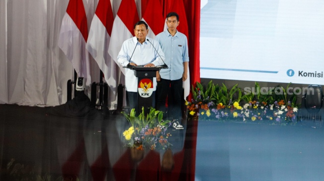 Pasangan Capres dan Cawapres nomor urut dua, Prabowo Subianto (kiri) dan Gibran Rakabuming Raka (kanan) menyampaikan gagasan antikorupsi saat acara PAKU Integritas di Gedung Merah Putih KPK, Jakarta, Rabu (17/1/2024). [Suara.com/Alfian Winanto] 