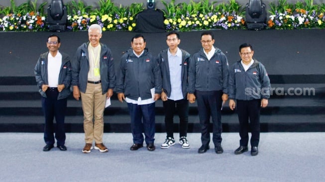 Para Calon Presiden (Capres) dan Calon Wakil Presiden (Cawapres) memakai jaket antikorupsi berfoto bersama saat acara PAKU Integritas di Gedung Merah Putih KPK, Jakarta, Rabu (17/1/2024). [Suara.com/Alfian Winanto]