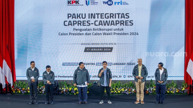 Para Calon Presiden (Capres) dan Calon Wakil Presiden (Cawapres) memakai jaket antikorupsi diatas podium saat acara PAKU Integritas di Gedung Merah Putih KPK, Jakarta, Rabu (17/1/2024). [Suara.com/Alfian Winanto]