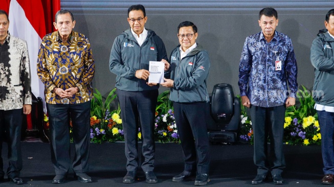 Pasangan Capres dan Cawapres nomor urut satu, Anies Baswedan (kiri) dan Muhaimin Iskandar (kanan) menunjukan Pakta Integritas saat acara PAKU Integritas di Gedung Merah Putih KPK, Jakarta, Rabu (17/1/2024). [Suara.com/Alfian Winanto]