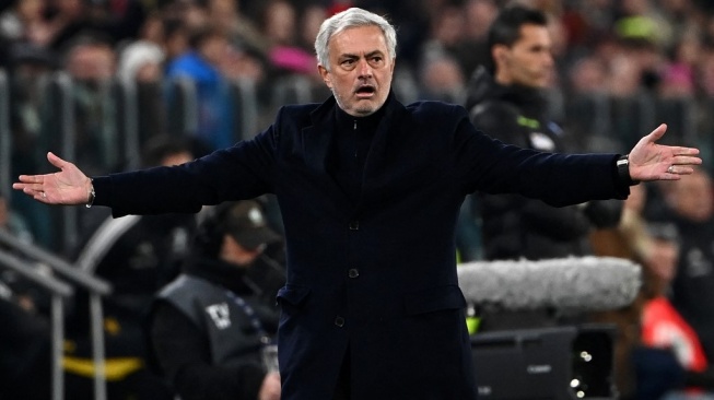 Pelatih kawakan Portugal, Jose Mourinho resmi dipecat AS Roma. [Isabella BONOTTO / AFP]