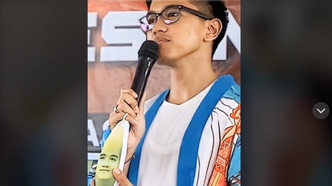 Momen Kaesang Bawa Boneka Mirip Belimbing Sayur Bergambar Gibran. [TikTok]