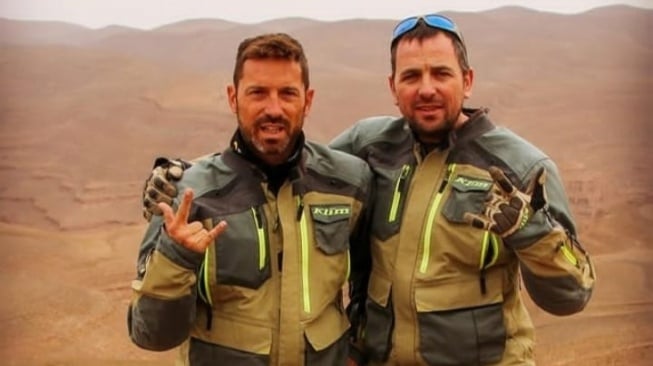 Carles Falcon dan Isaac Feliu yang turun di Dakar Rally 2022 dan Dakar Rally 2024 untuk persahabatan mereka dan kecintaan kepada motor trail mereka [picture courtesy of Isaac Feliu].