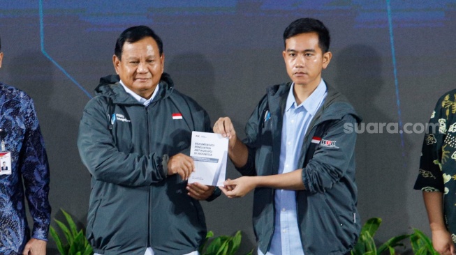 Kyai Fuad Noerhasan Sidogiri Pose 2 Jari Bersama Khofifah, Doakan Prabowo - Gibran Menang 1 Putaran