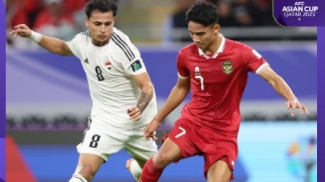 Marselino Ferdinan sedang menggiring bola untuk melewati pemain timnas Irak (Instagram/afcasiancup)