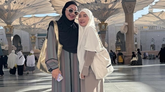 Usai Bongkar Perselingkuhan Suaminya, Ini 5 Potret Ira Nandha Umrah Bareng Shandy Purnamasari: Mata Sembab Jadi Sorotan