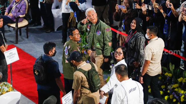 Pasangan Capres dan Cawapres nomor urut tiga, Ganjar Pranowo (kanan) dan Mahfud MD (kiri) saat acara PAKU Integritas di Gedung Merah Putih KPK, Jakarta, Rabu (17/1/2024). [Suara.com/Alfian Winanto] 