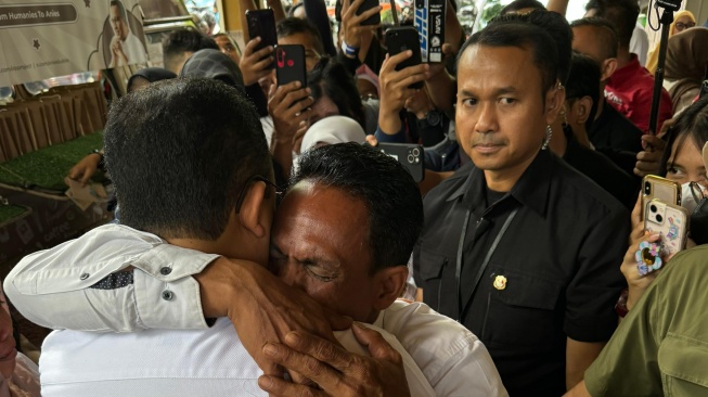 Capres Anies Baswedan tiba-tiba dipeluk oleh seorang warga dari Kampung Bayam, saat menghadiri acara Nakes Desak Anies di Half Patiunus, Jakarta Pusat, Kamis (18/1/2024). [Dok. Istimewa]