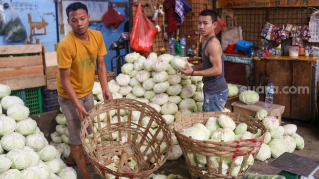 Pedagang beraktivitas di Pasar Induk Kramat Jati, Jakarta, Kamis (18/1/2024). [Suara.com/Alfian Winanto]