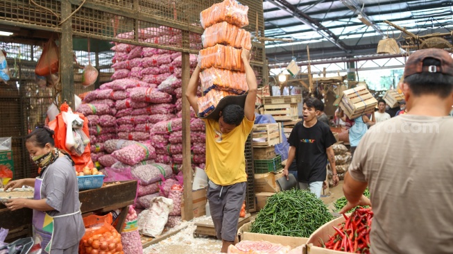 Pedagang beraktivitas di Pasar Induk Kramat Jati, Jakarta, Kamis (18/1/2024). [Suara.com/Alfian Winanto]