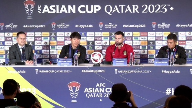 Bek Timnas Indonesia, Jordi Amat (kedua dari kanan) dan pelatih Shin Tae-yong (kedua dari kiri) menghadiri konferensi pers jelang laga Piala Asia 2023 kontra Vietnam di Doha, Qatar. [Screenshot YT Asian Cup 2023]