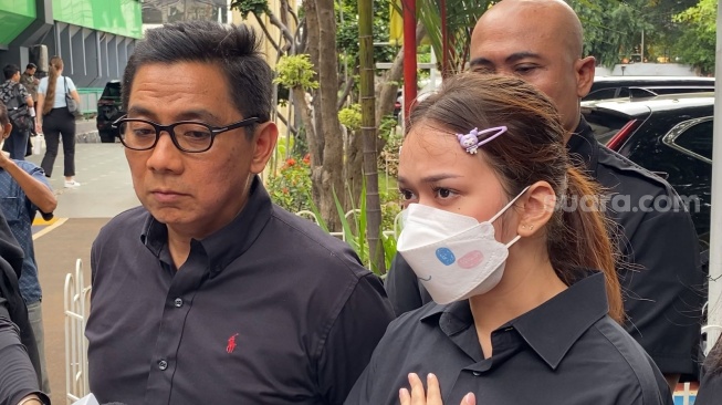 Rebecca Klopper dan Sandy Arifin menghadiri sidang pembacaan putusan terhadap penyebar video asusila sang artis di Pengadilan Negeri Jakarta Selatan, Kamis (18/1/2034). [Adiyog Priyambodo/Suara.com]