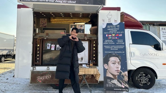 Aktor Korea Selatan mendapatkan food truck dari penggemarnya di lokasi syuting. [IG @/wi__wi__wi]