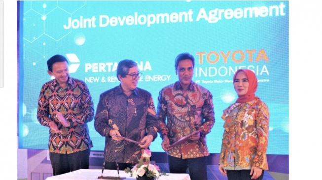 Kiri-kanan: Komisaris Utama Pertamina Basuki Tjahaja Purnama, Presiden Direktur TMMIN Nandi Julyanto, CEO Pertamina NRE Dannif Danusaputro, dan Direktur Utama Pertamina Nicke Widyawati usai joint development agreement tentang pengembangan ekosistem transportasi berbasis hidrogen di SPBU Daan Mogot, Jakarta Barat, Rabu (17/1/2024) [ANTARA/HO-Pertamina].