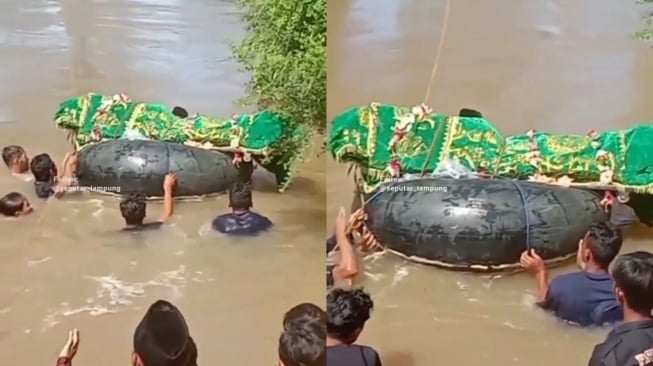 Karena Tak Ada Jembatan, Sejumlah Warga Harus Berenang Seberangi Sungai untuk Antar Jenazah