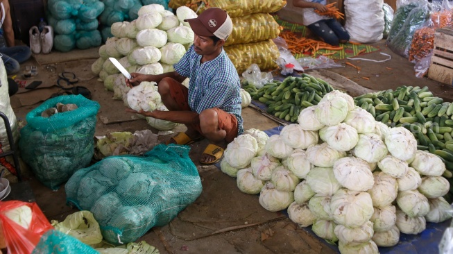 Pedagang beraktivitas di Pasar Induk Kramat Jati, Jakarta, Kamis (18/1/2024). [Suara.com/Alfian Winanto]