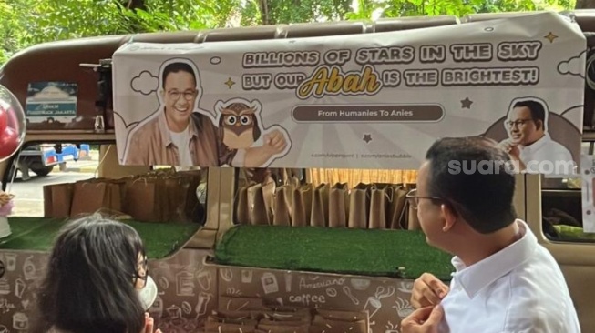 Capres nomor urut 1, Anies Baswedan kali ini mendapat kiriman food truck dari para Kpopers pendukungnya. Food truck ini tampak teparkir di acara Desak Anies di Hallf Patiunus, Jakarta Selatan, Kamis (18/1/2024). (Suara.com/Novian)