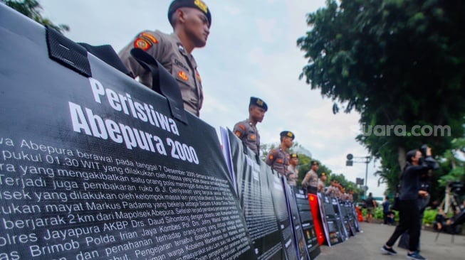 Sejumlah poster terpasang saat aksi 17 Tahun Aksi Kamisan di depan Istana Negara, Jakarta, Kamis (18/1/2024). [Suara.com/Alfian Winanto]