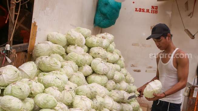 Pedagang beraktivitas di Pasar Induk Kramat Jati, Jakarta, Kamis (18/1/2024). [Suara.com/Alfian Winanto]