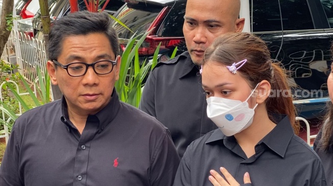 Rebecca Klopper dan Sandy Arifin menghadiri sidang pembacaan putusan terhadap penyebar video asusila sang artis di Pengadilan Negeri Jakarta Selatan, Kamis (18/1/2034). [Adiyog Priyambodo/Suara.com]