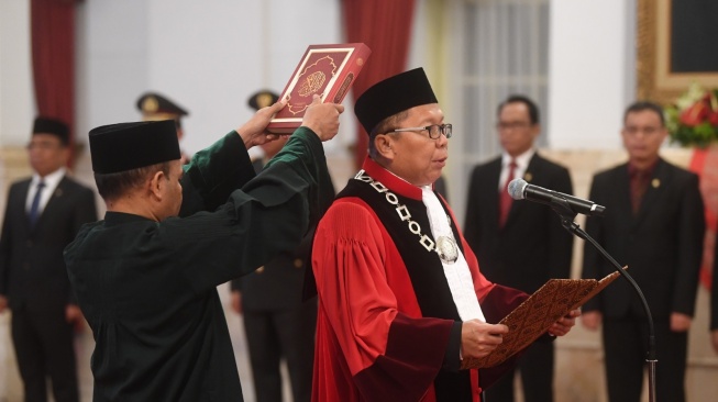 Calon Hakim Konstitusi Arsul Sani mengucapkan sumpah Hakim Mahkamah Konstitusi (MK) dihadapan Presiden Joko Widodo di Istana Negara, Jakarta, Kamis (18/1/2024). Arsul terpilih sebagai hakim konstitusi usulan DPR untuk menggantikan Wahiduddin Adams yang berakhir pada 17 Januari 2024. ANTARA FOTO/Akbar Nugroho Gumay