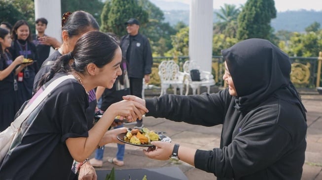 Potret Prilly Latuconsina di Syuting Perdana Film Temurun. (Instagram/prillylatuconsina96)